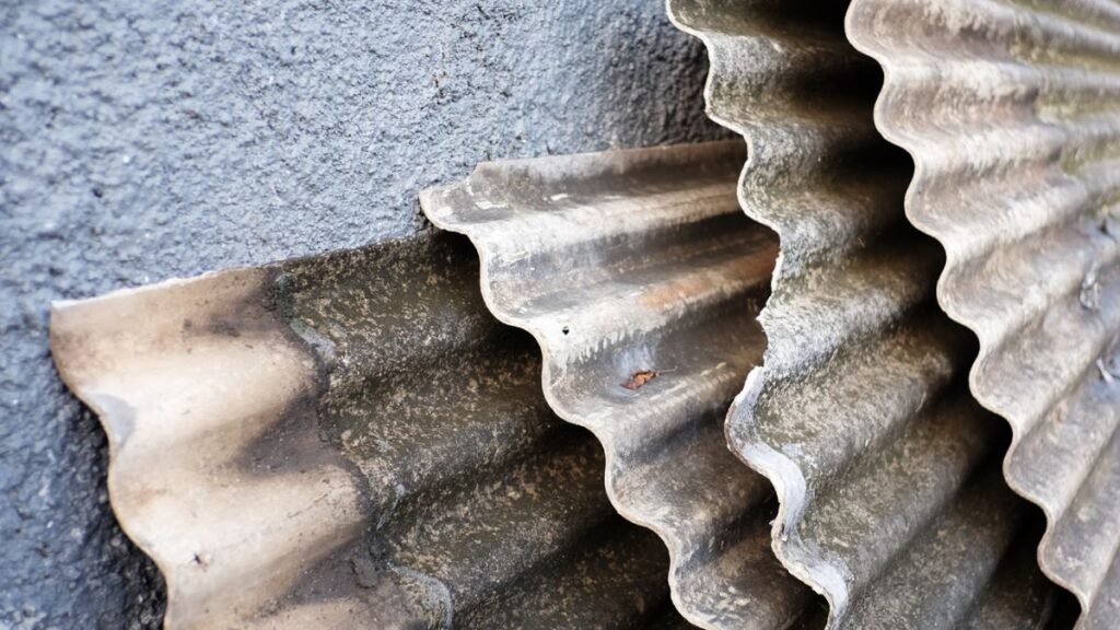 Guía completa sobre el amianto en viviendas: riesgos, retirada y normativa